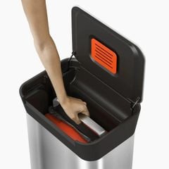  Thùng rác thông minh Joseph Joseph 30L (90L) Titan 30146 Đen carbon 
