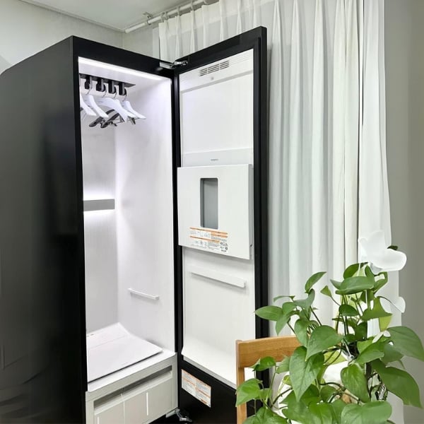 Tủ giặt hấp sấy LG Styler 2024 SC5GMR80H màu đen gương kèm bàn ủi