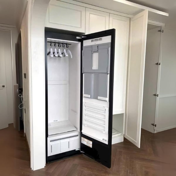 Tủ giặt hấp sấy LG Styler 2024 SC5GMR80H màu đen gương kèm bàn ủi