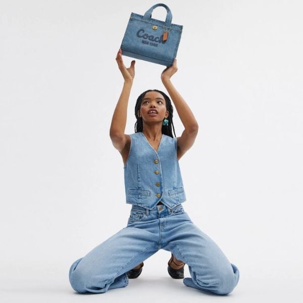 Túi xách Coach Cargo Denim Tote 26 unisex vải canvas