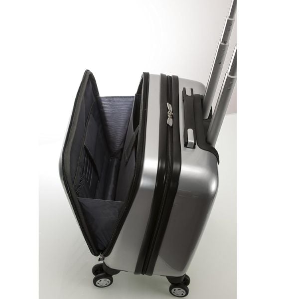 Vali Rockland 17inch có 2 màu: đen/bạc để bạn lựa chọn
