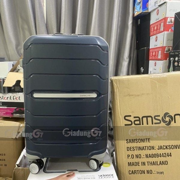 Vali Samsonite Freeform Thiết kế bánh đôi tăng khả năng cơ động.