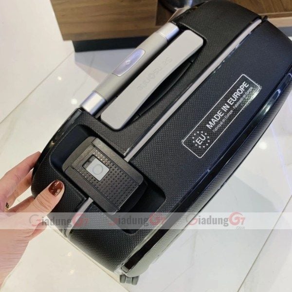 Bên trên phần quai xách của Vali Samsonite S'Cure Spinner màu đen