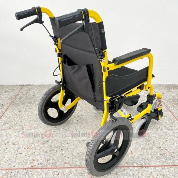 Xe lăn Karma Soma 215 với tựa chân có thể xoay sang bên 80 độ, việc lên xuống xe rất an toàn, không lo bị vướng.