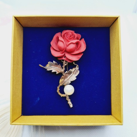 Cài áo hoa hồng đỏ