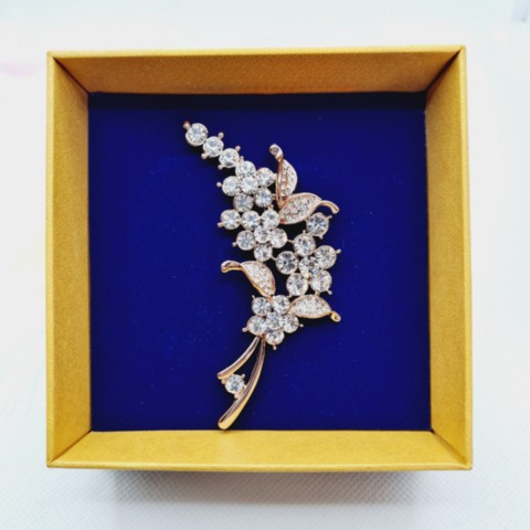 Cài áo hoa vàng