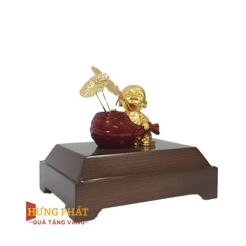 Chú Tiểu Bên Chậu Sen Dát Vàng 24K