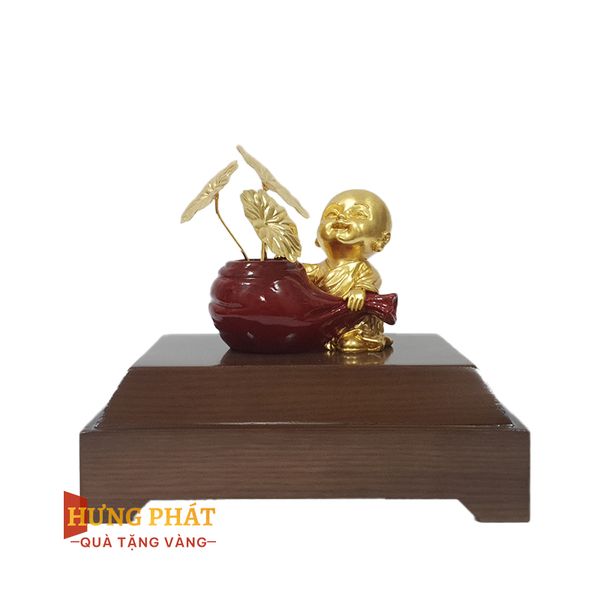 Chú Tiểu Bên Chậu Sen Dát Vàng 24K