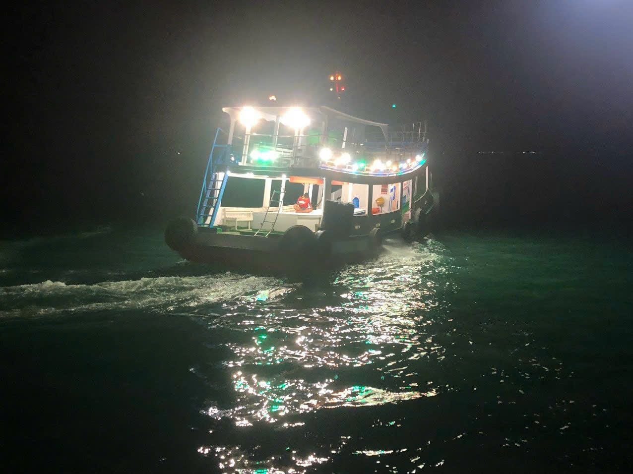 CHO THUÊ TÀU CÂU CÁ, LẶN NGẮM SAN HÔ, CÂU MỰC ĐÊM ĐẢO NAM DU