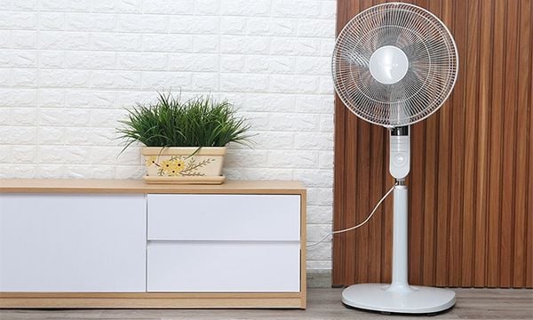 Quạt đứng Toshiba F-LSA20(W/H)VN Trắng, Xám Công Suất 60W Với 3 Mức Gió Tự Điều Chỉnh