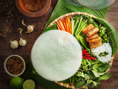 Bánh tráng phơi sương cuốn thịt luộc