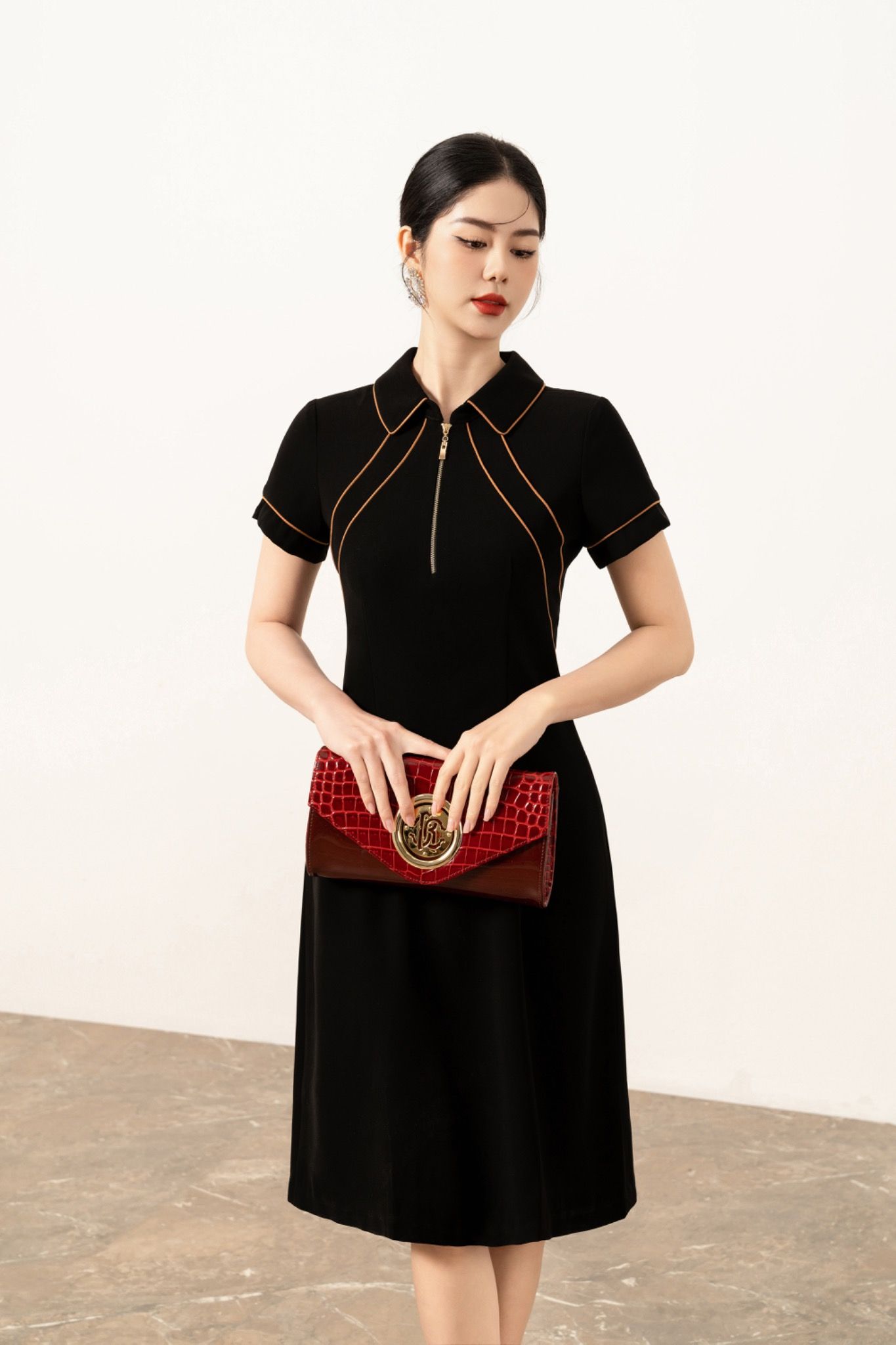 Đầm suông tay lỡ cổ thuyền xanh dương nhạt họa tiết hoa nhỏ xinh