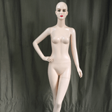  Manocanh nữ tay chống M16 