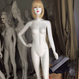  Manocanh nữ tay chống M16 