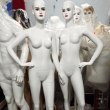  Manocanh nữ tay chống M16 