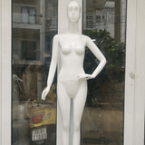  Manocanh nữ tay chống M16 