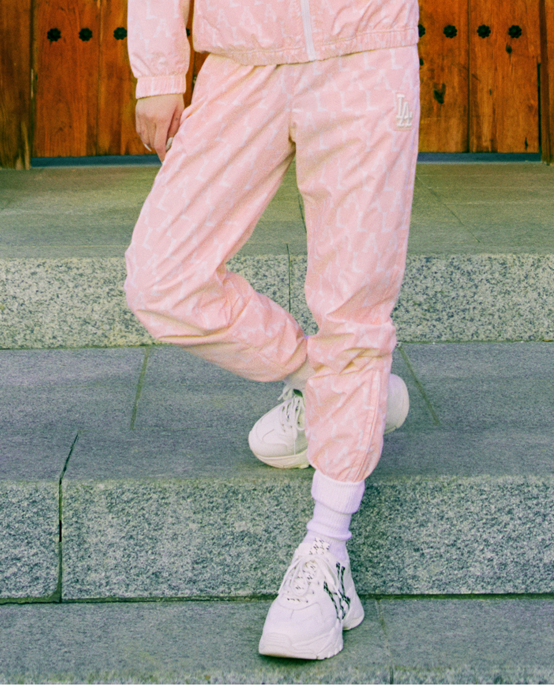 MLB - Quần jogger nữ lưng thun Crayon Monogram