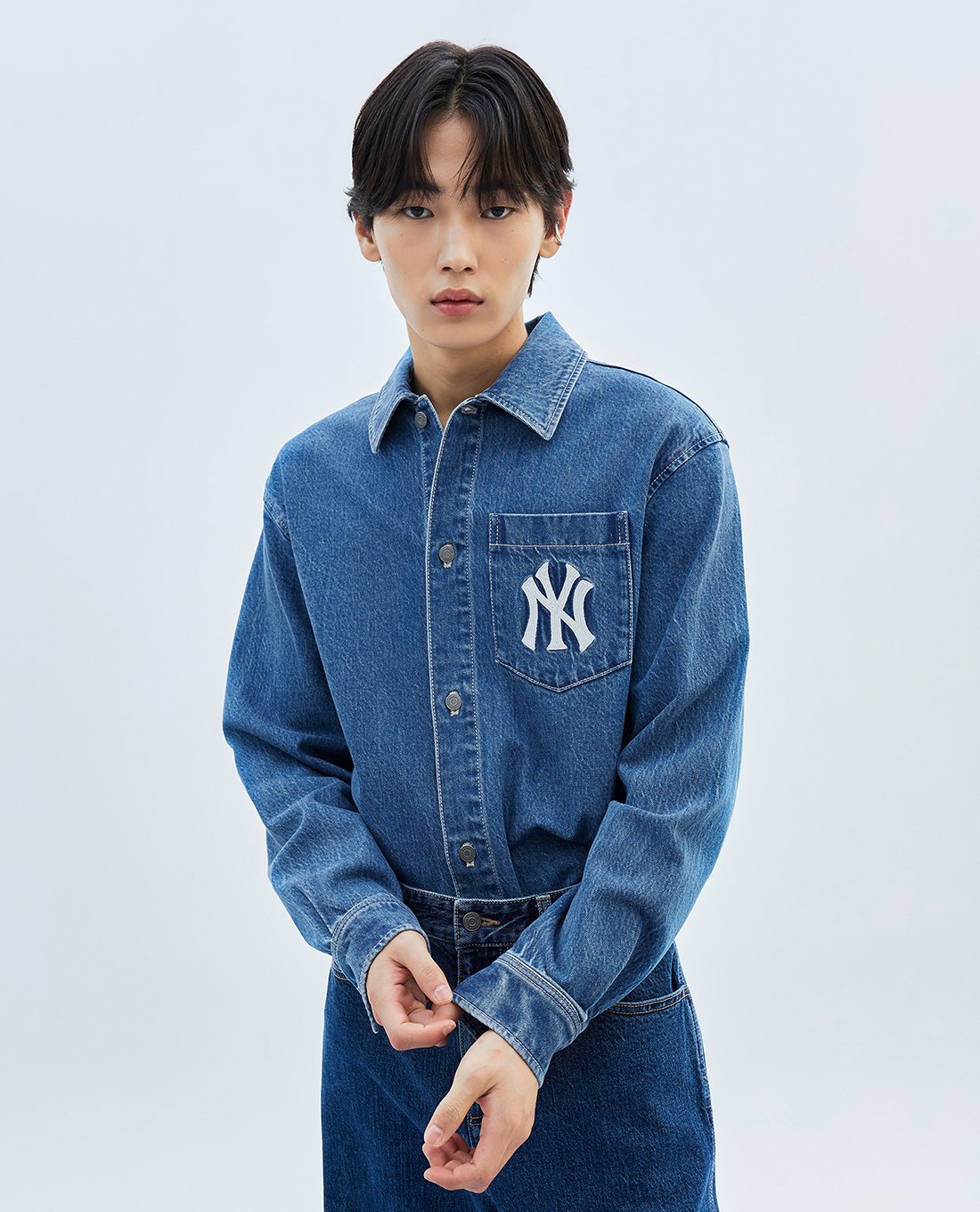 MLB - Áo sơ mi denim unisex cổ bẻ tay dài phom suông thời trang