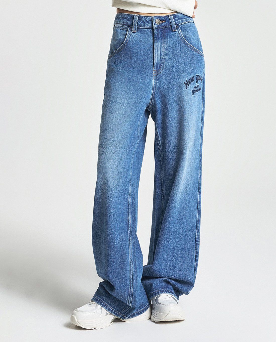 MLB - Quần jeans nữ ống rộng Varsity Cursive Embroidery MLB