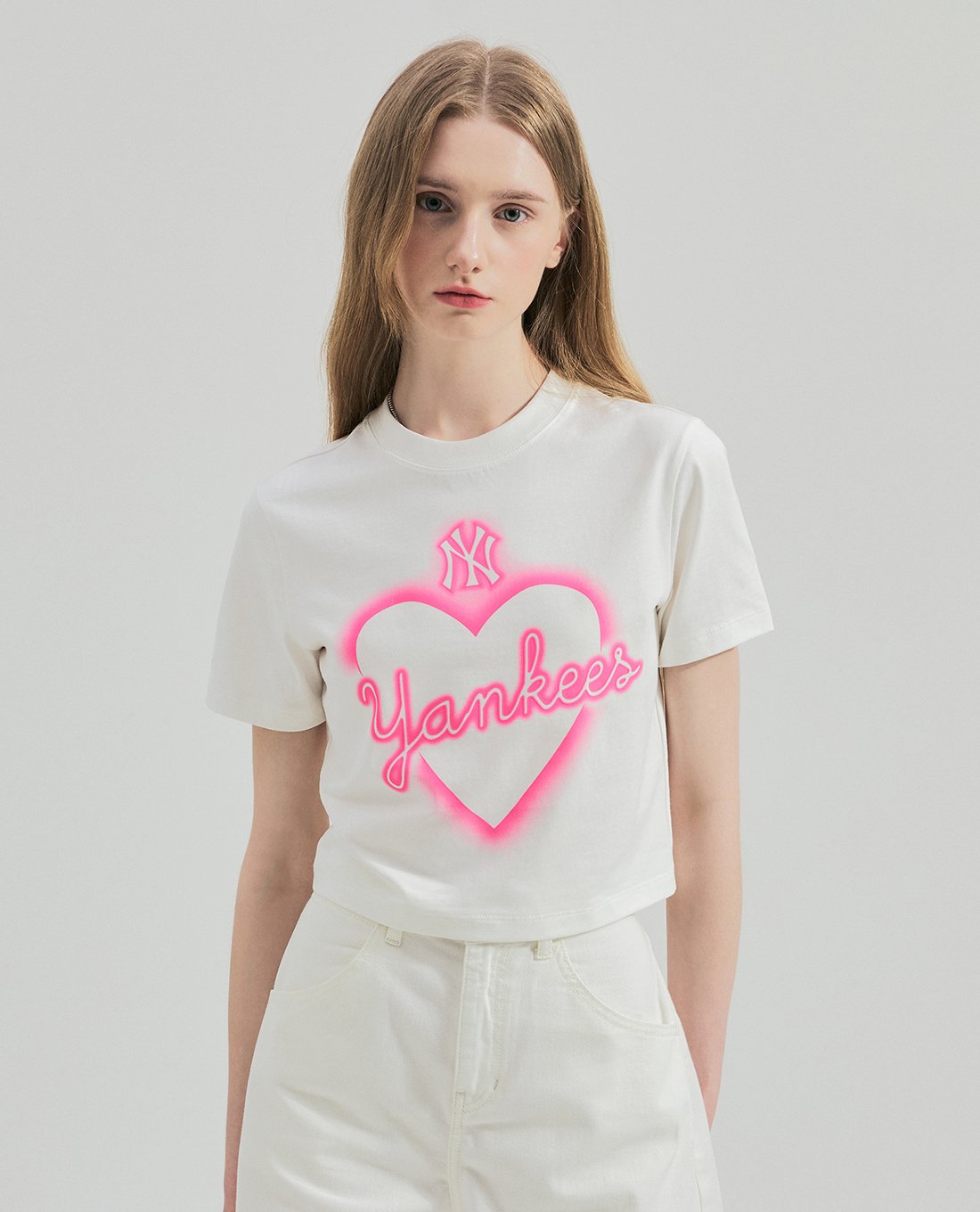 MLB - Áo croptop nữ cổ tròn tay ngắn Heart Medium Logo