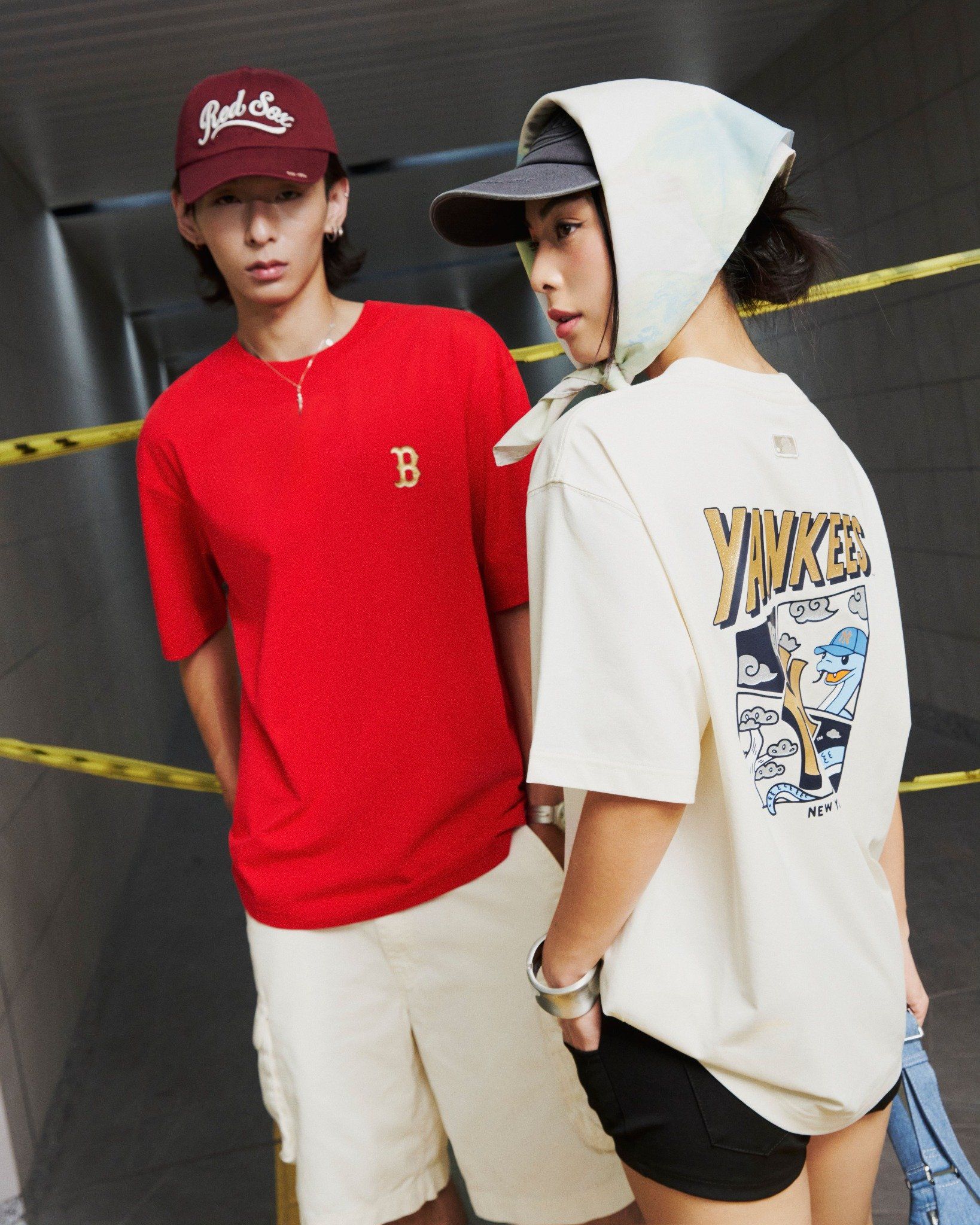 MLB■New Year Snake Cartoon Over Short Sleeve■送料込 MLB - Áo thun unisex cổ tròn tay ngắn New Year Snake Cartoon