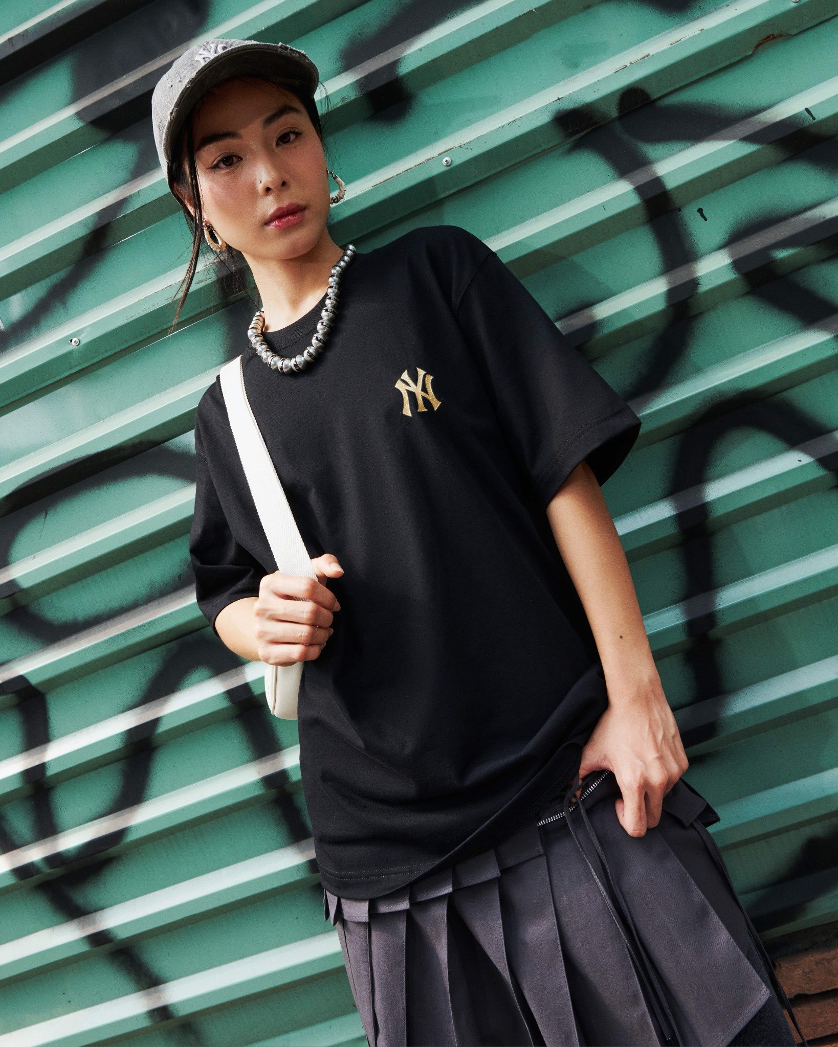 MLB - Áo thun unisex cổ tròn tay ngắn New Year Snake Overfit
