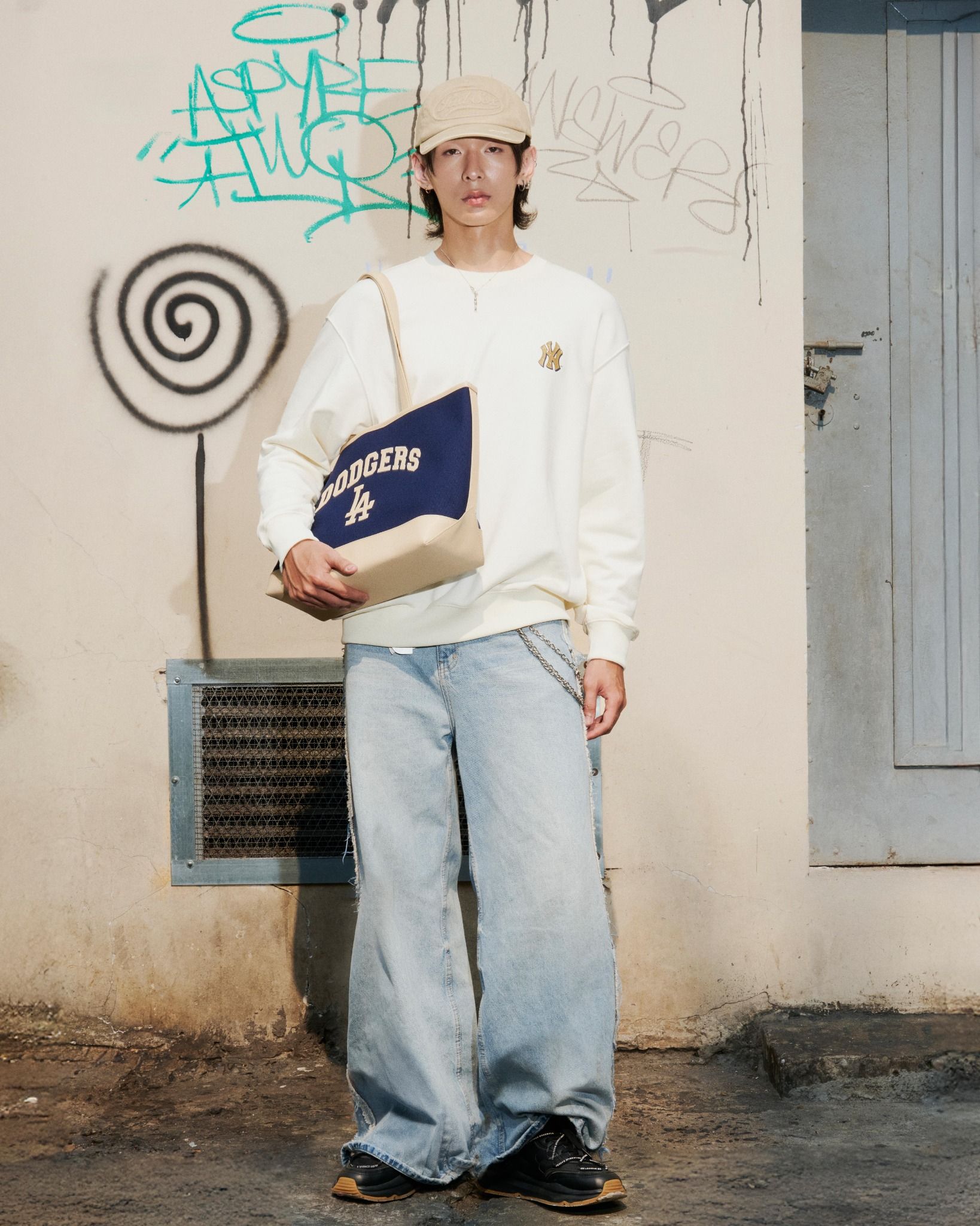 MLB - Áo sweatshirt unisex New Year Snake Cartoon Graphic