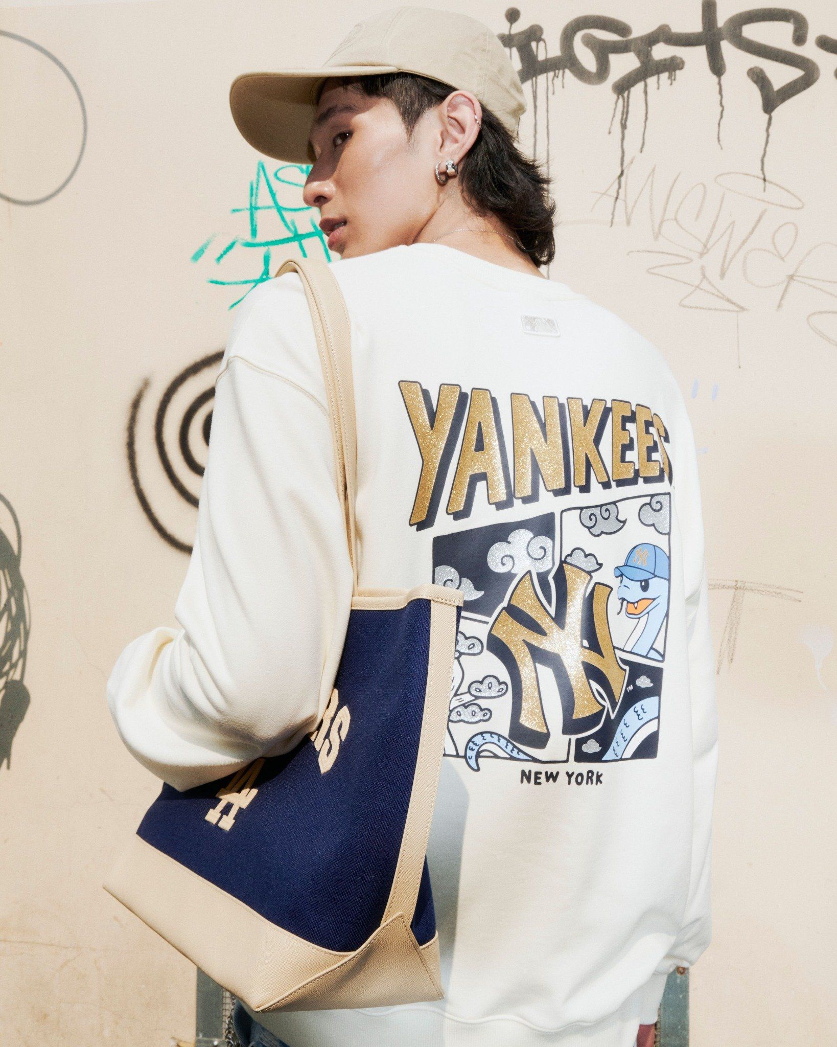 MLB - Áo sweatshirt unisex New Year Snake Cartoon Graphic