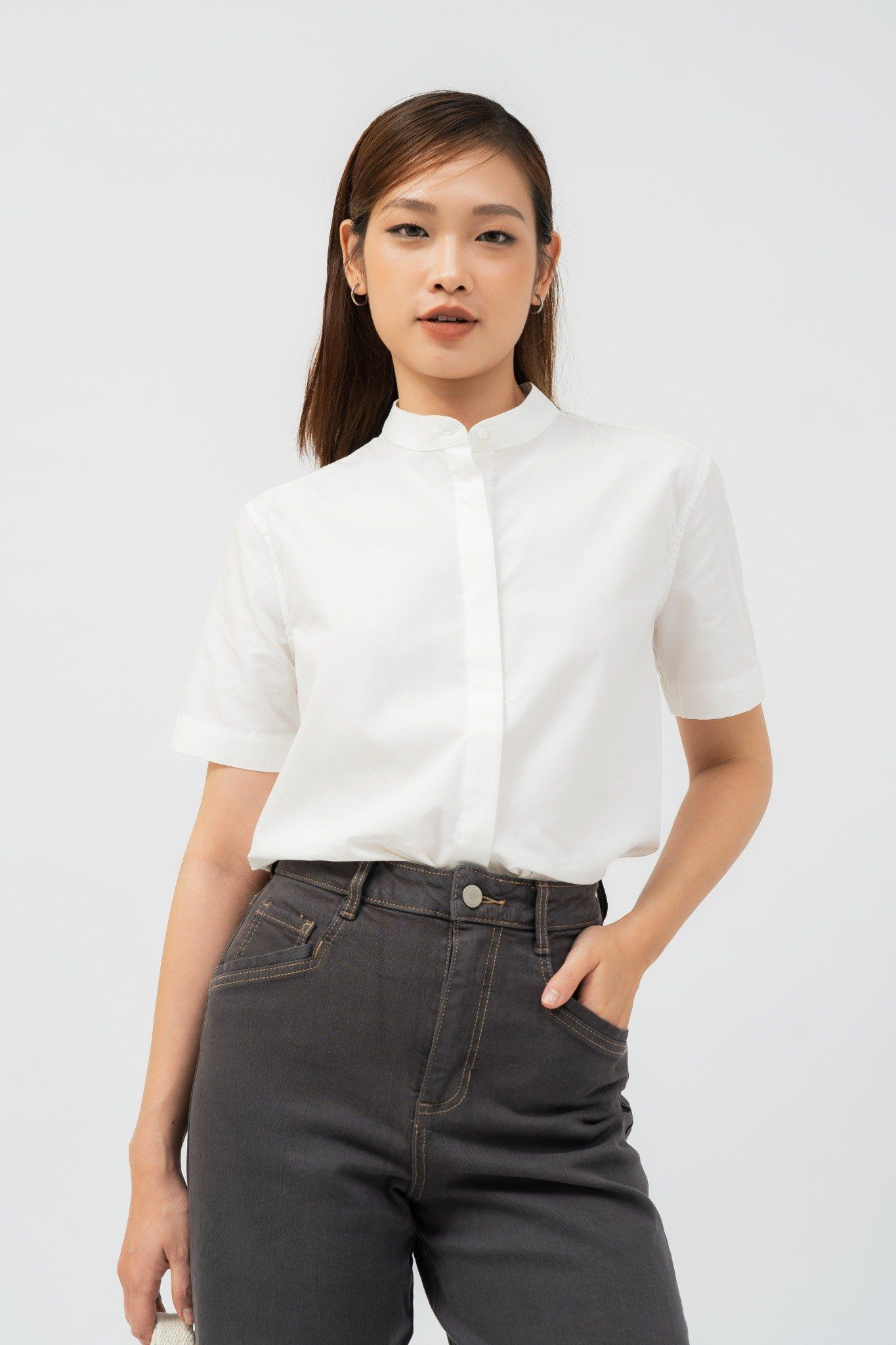 Áo sơ mi nữ ngắn tay cổ trụ nẹp giấu khuy vải poplin nhăn – ammofficial