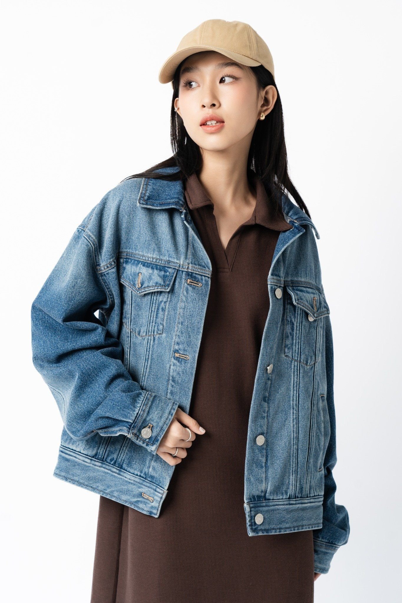  Áo khoác denim unisex  dáng rộng 