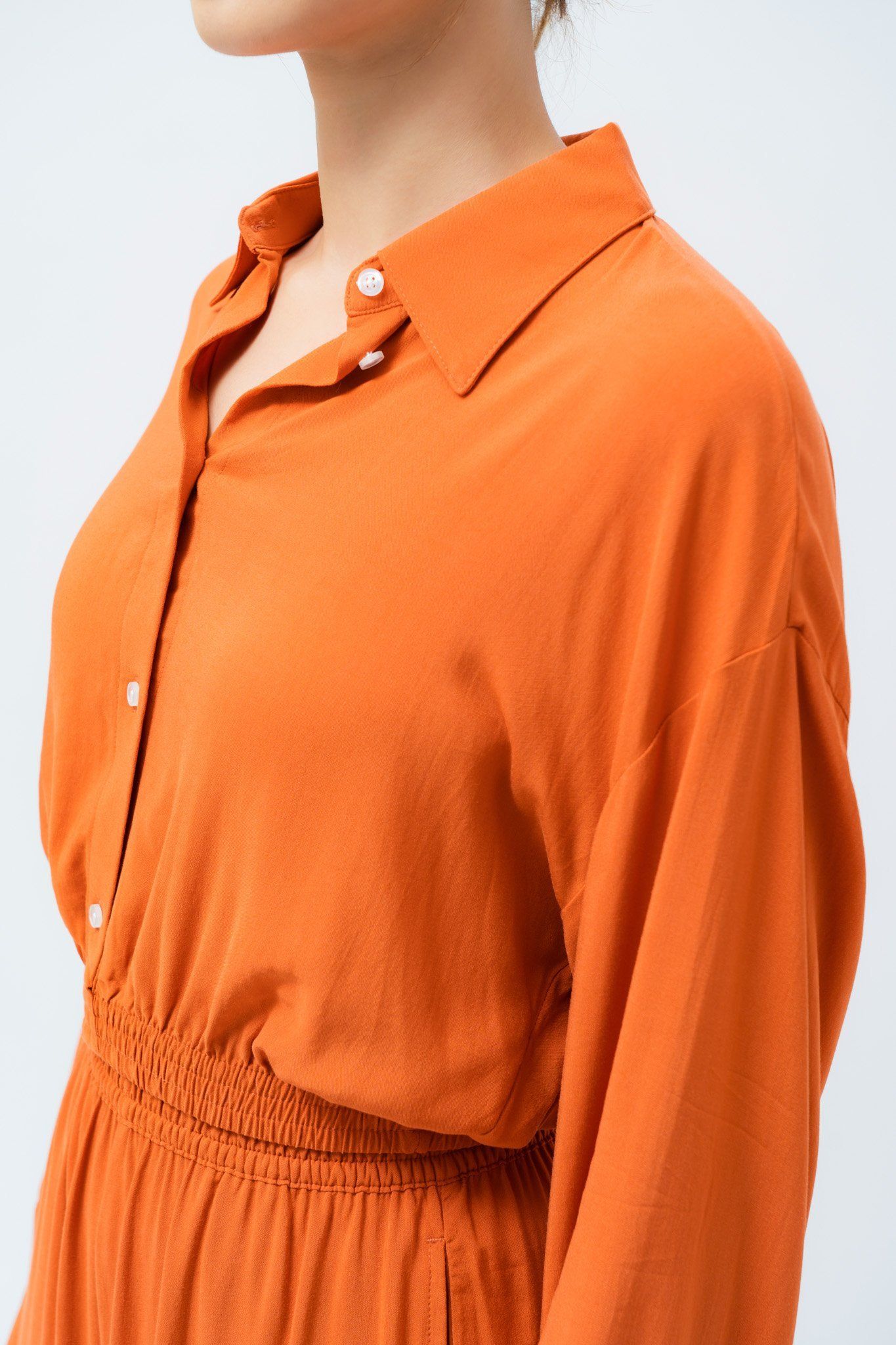  Áo sơ mi nữ bo gấu dáng ngắn 