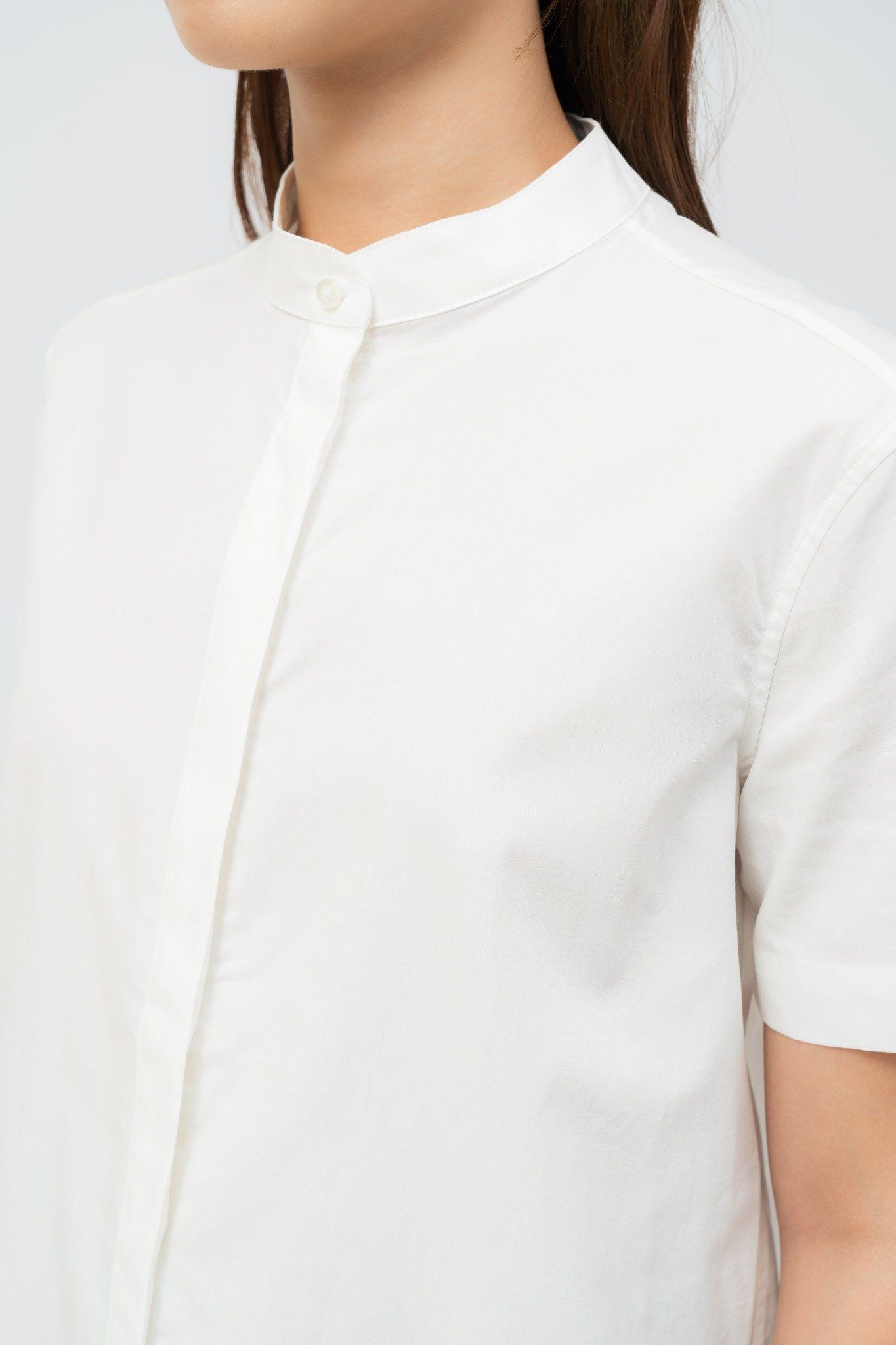  Áo sơ mi nữ ngắn tay cổ trụ nẹp giấu khuy vải poplin nhăn 