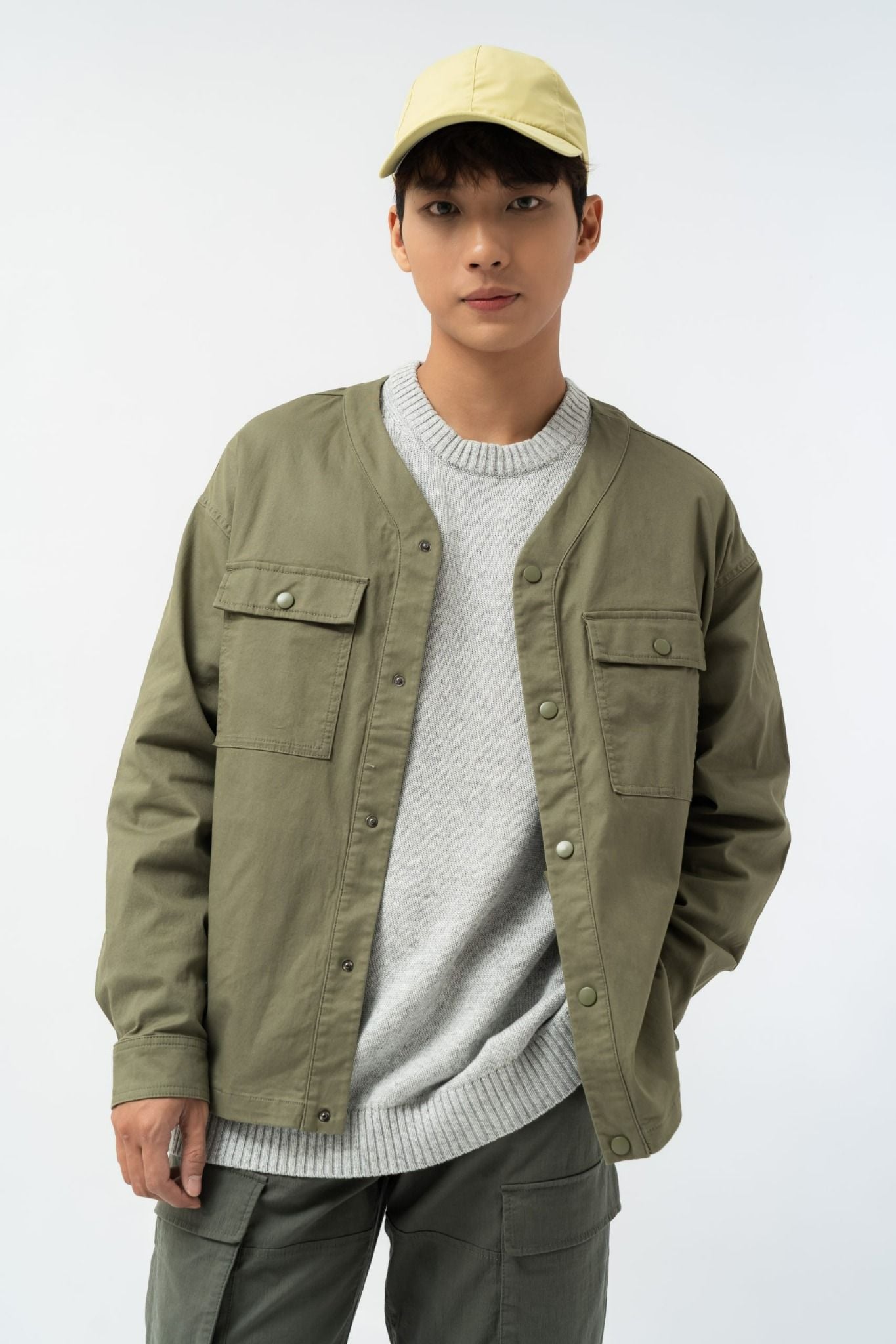  Áo khoác nam khaki cổ V 