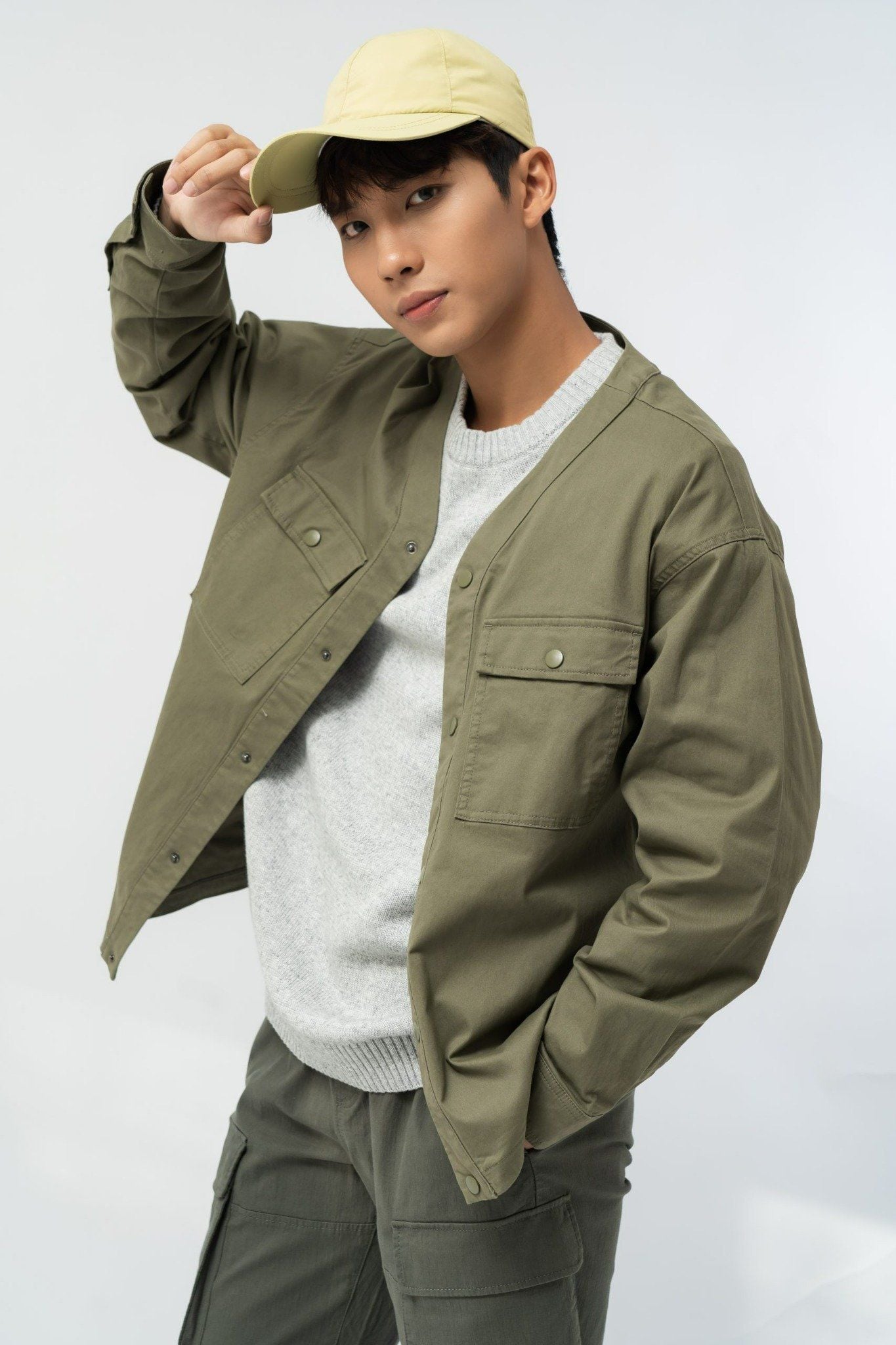  Áo khoác nam khaki cổ V 