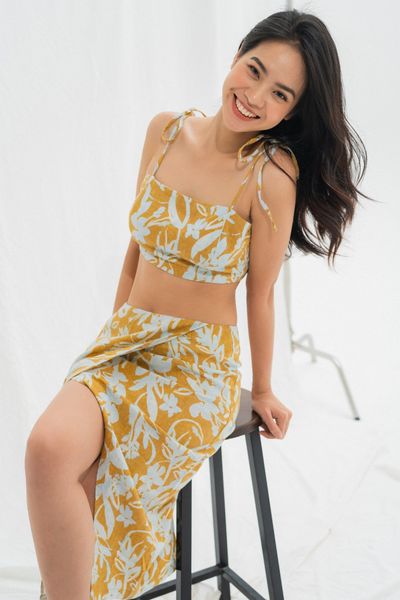  Áo hai dây vải linen hoạ tiết hoa lá 