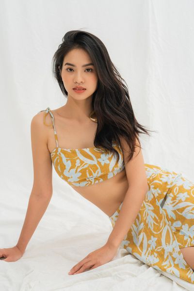  Áo hai dây vải linen hoạ tiết hoa lá 