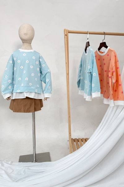  Áo nỉ bé gái phối vải họa tiết hoa 