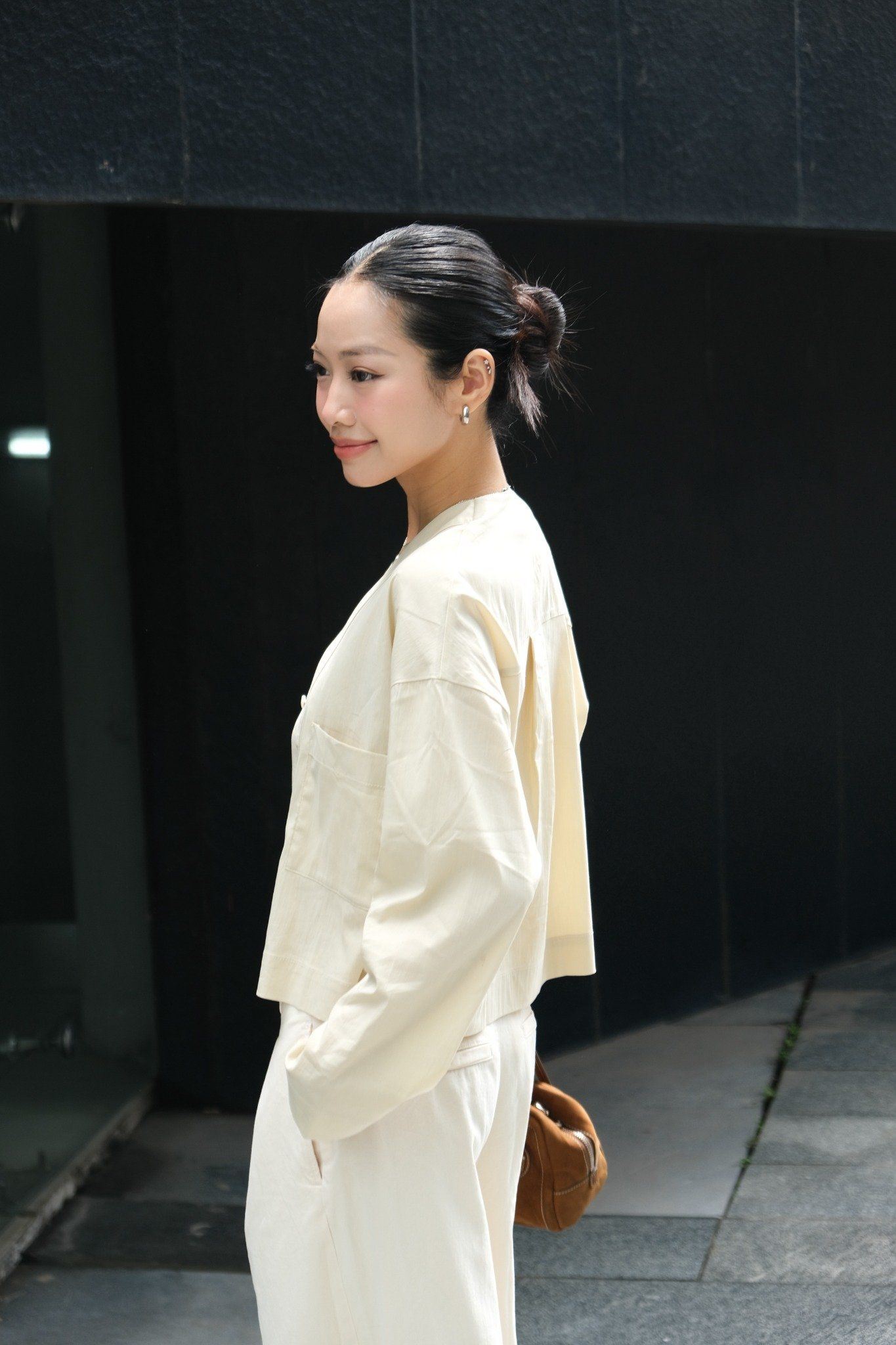  Áo kiểu Nữ dài tay dáng ngắn cổ V vải cotton thô 
