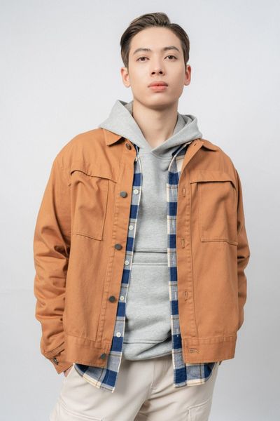  Áo khoác vải twill khaki chi tiết túi 