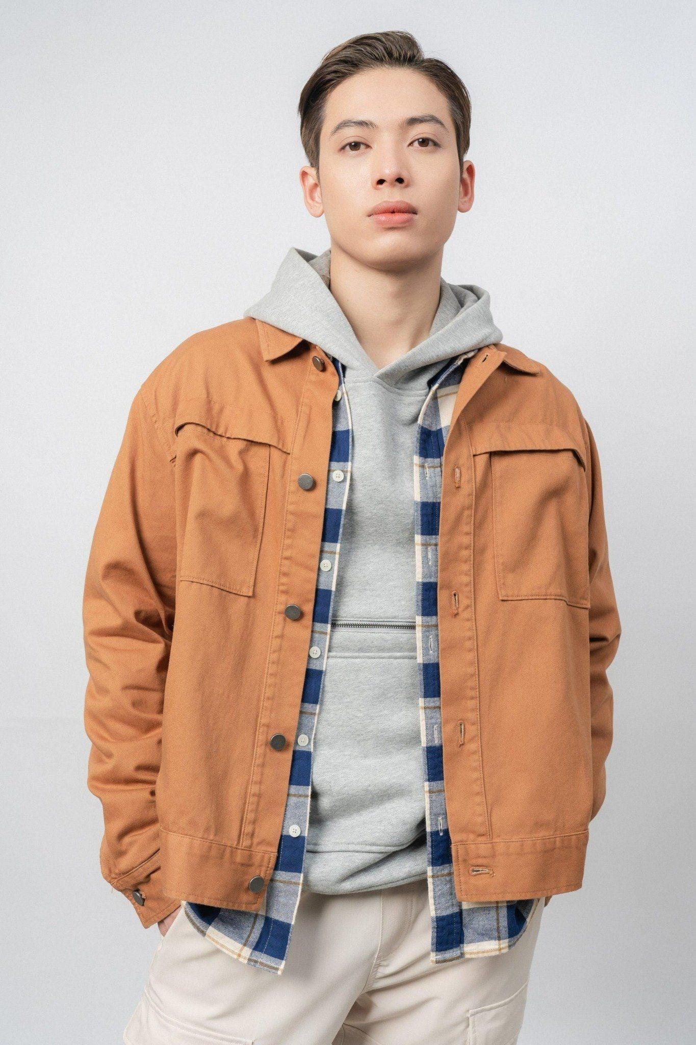  Áo khoác vải twill khaki chi tiết túi 