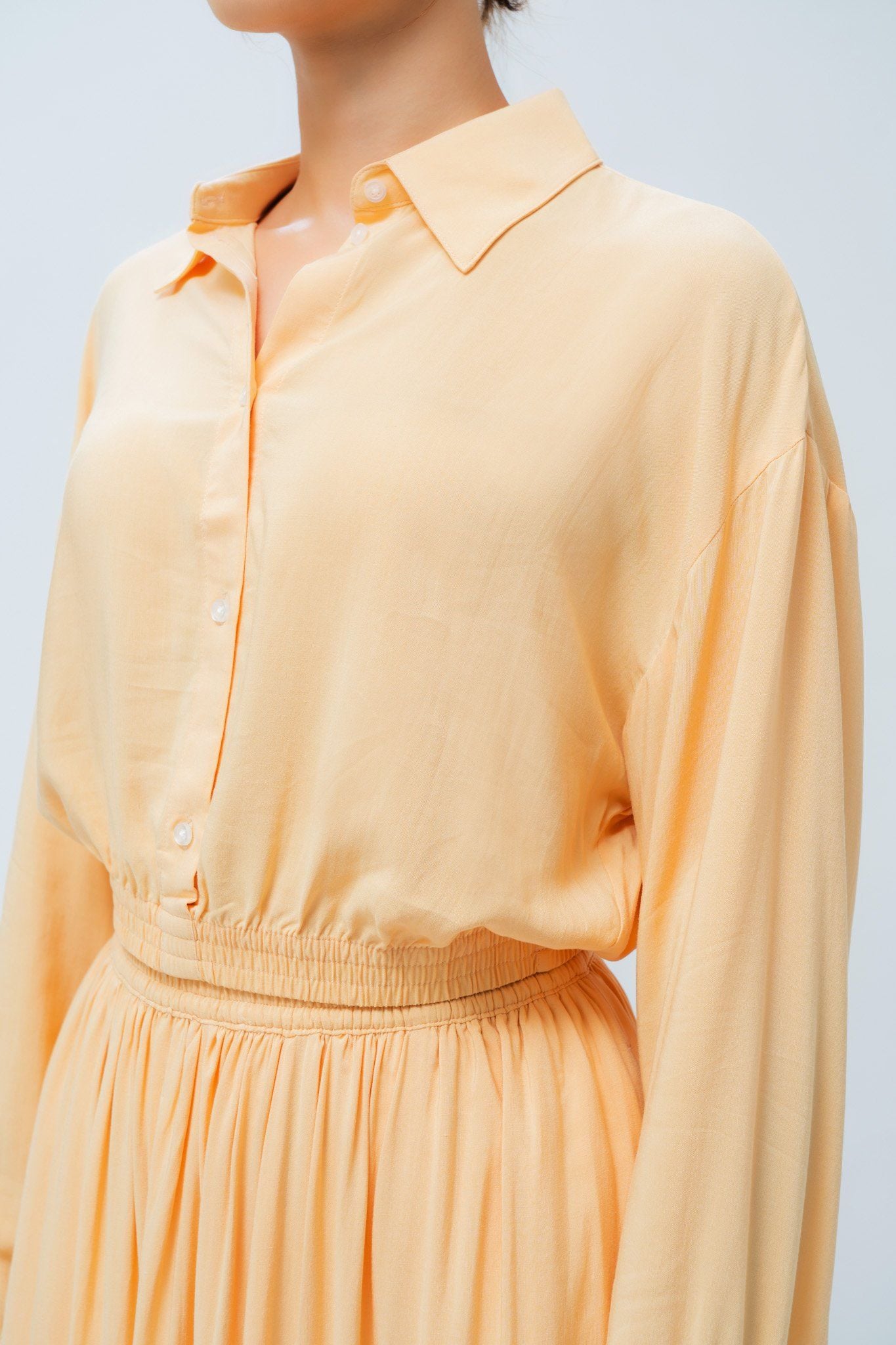  Áo sơ mi nữ bo gấu dáng ngắn 