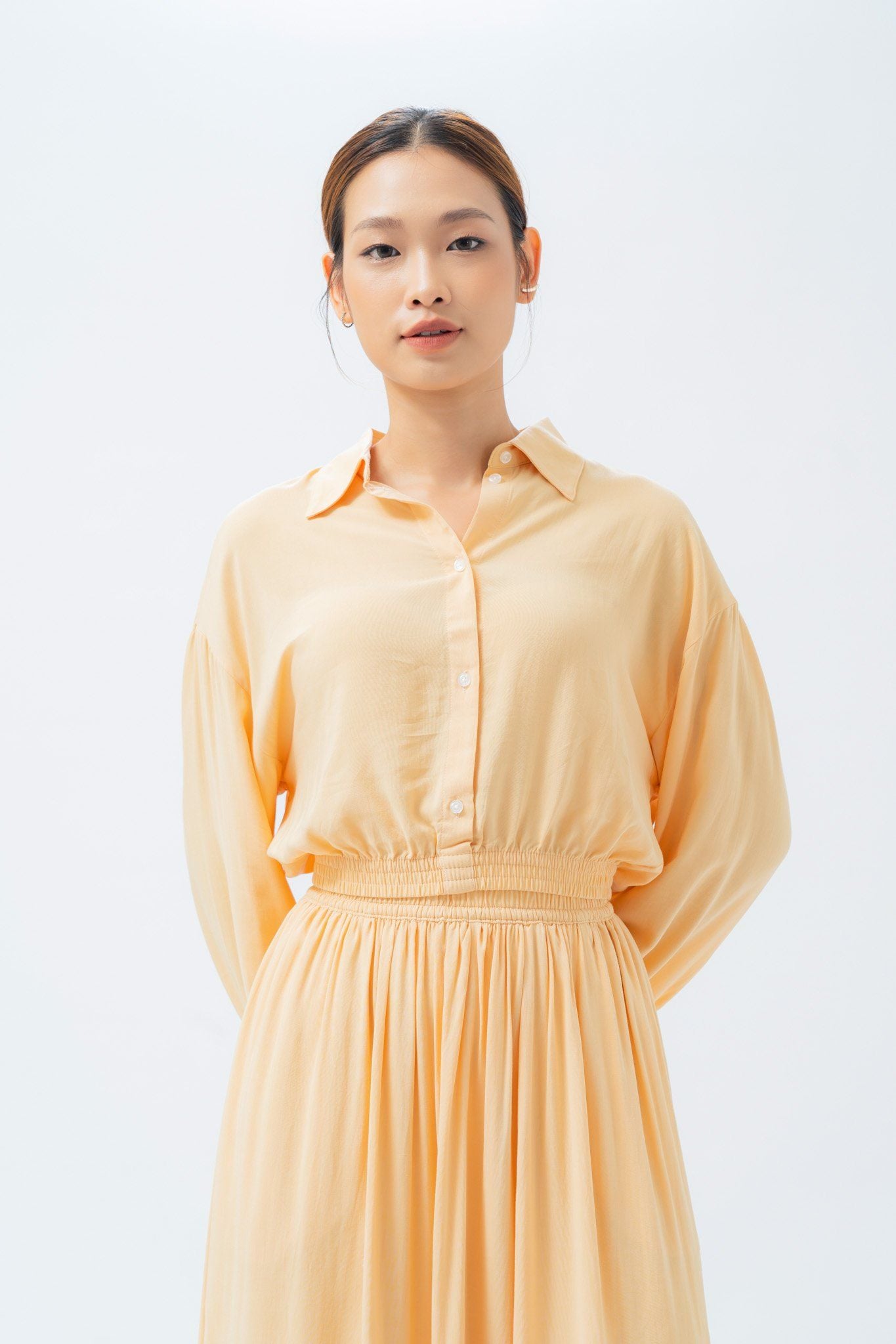  Áo sơ mi nữ bo gấu dáng ngắn 