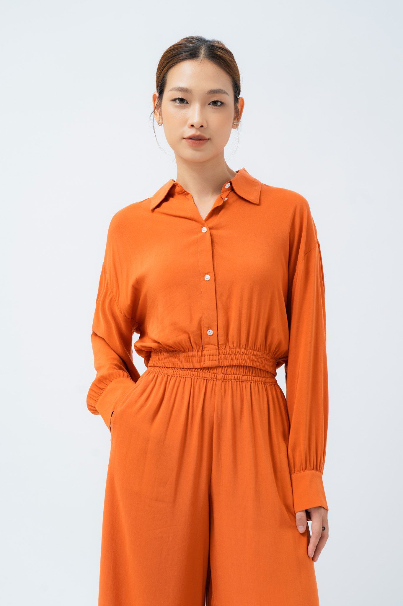  Áo sơ mi nữ bo gấu dáng ngắn 