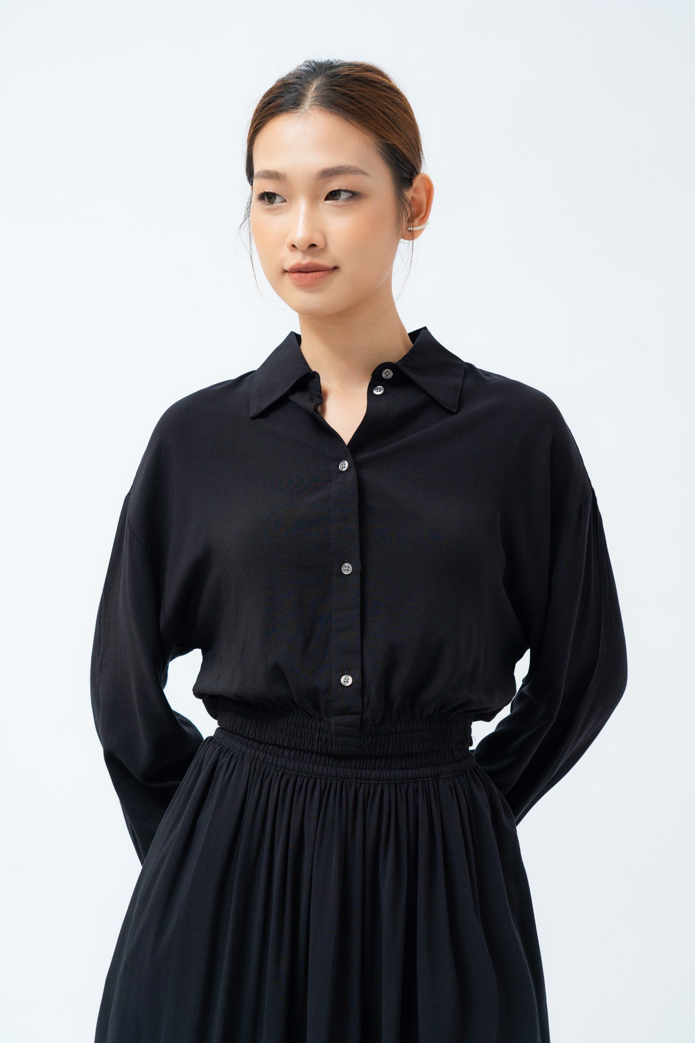  Áo sơ mi nữ bo gấu dáng ngắn 