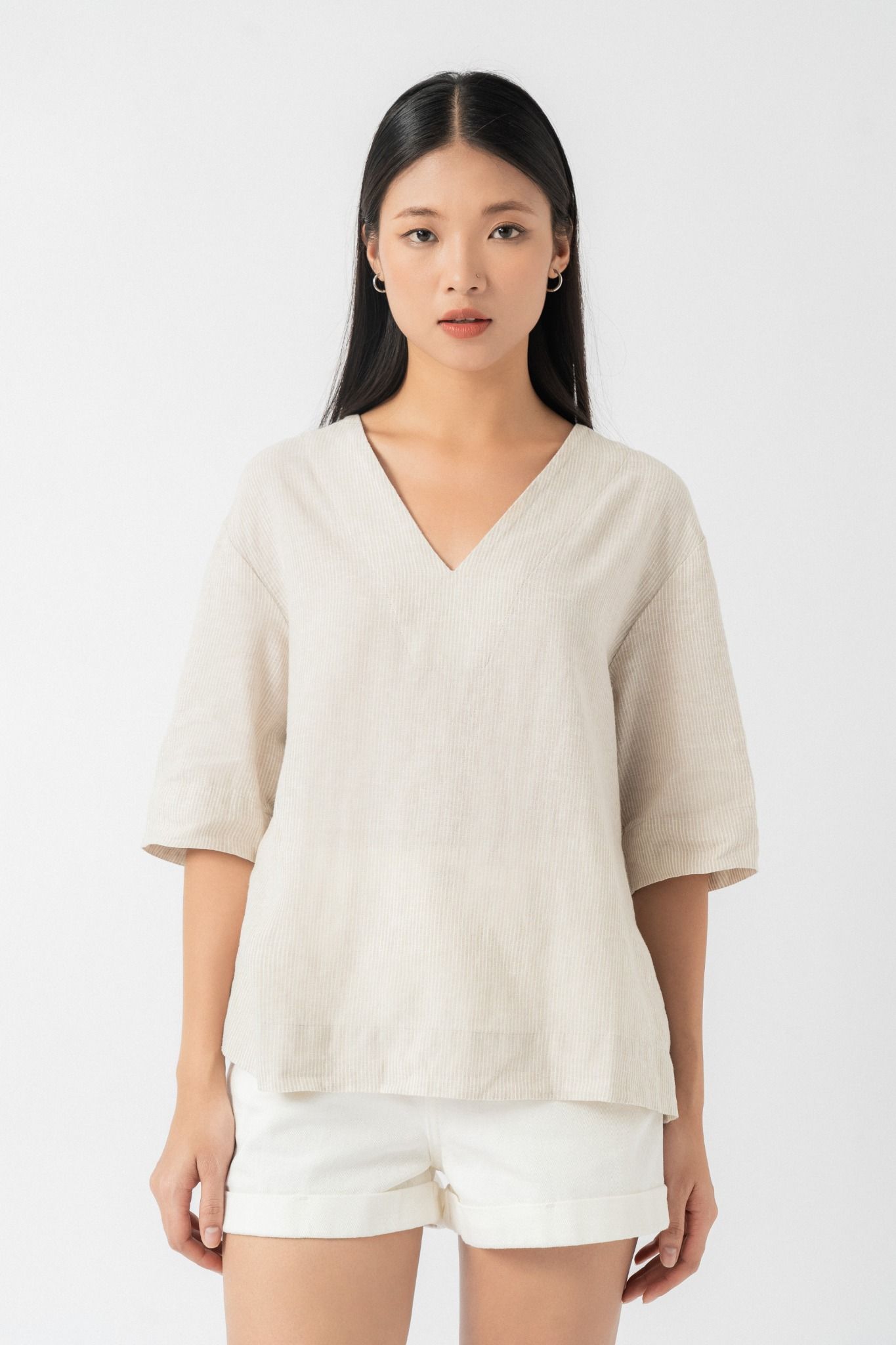  Áo cổ V ngắn tay nữ vải linen kẻ 