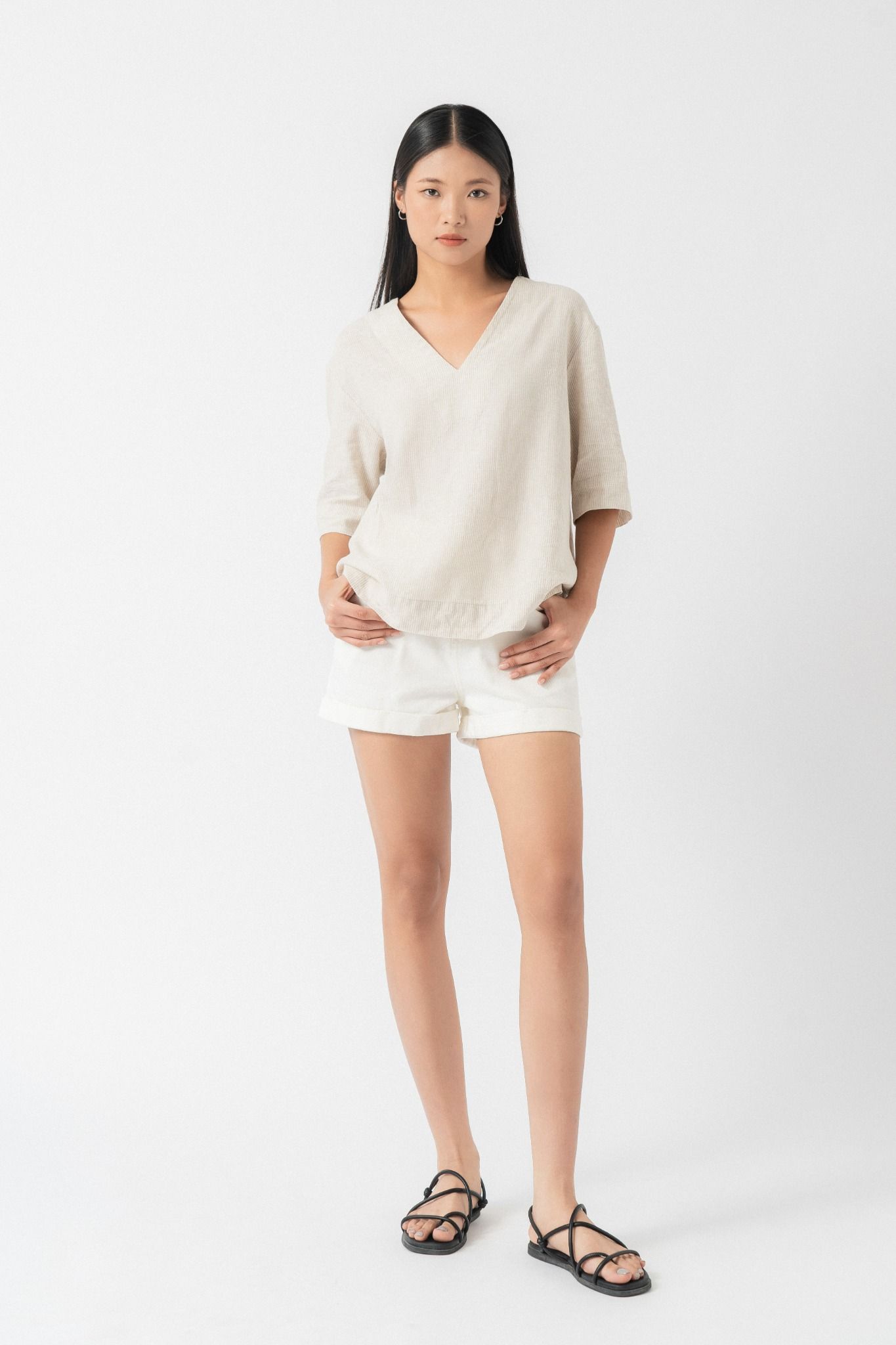  Áo cổ V ngắn tay nữ vải linen kẻ 