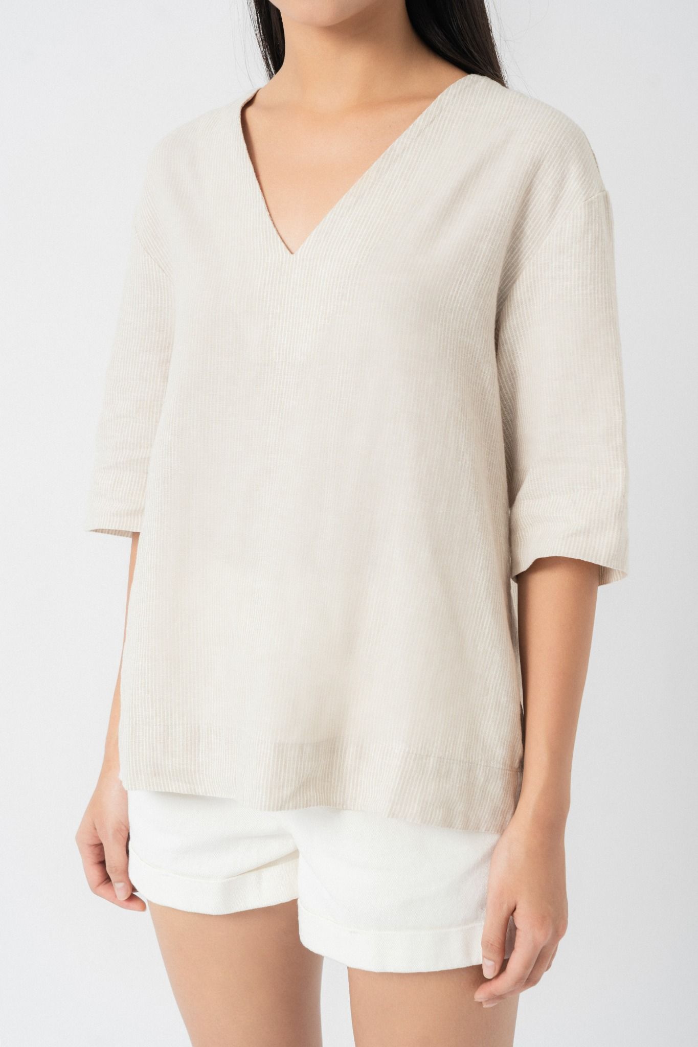  Áo cổ V ngắn tay nữ vải linen kẻ 
