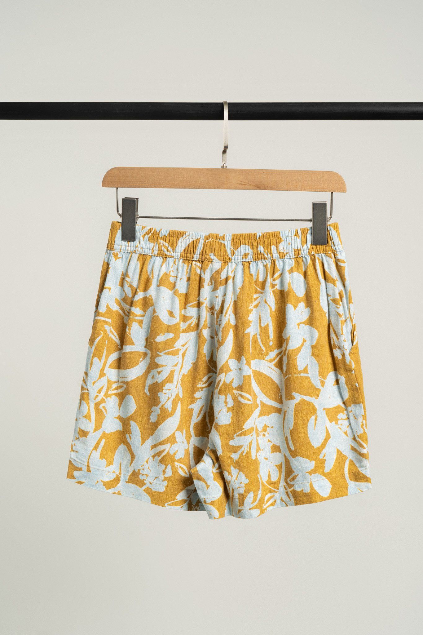  Quần shorts vải linen hoạ tiết hoa lá 