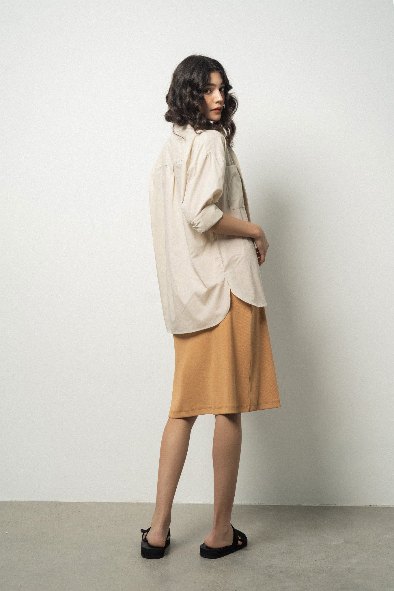  Áo sơ mi nữ dáng rộng túi ngực tối giản 