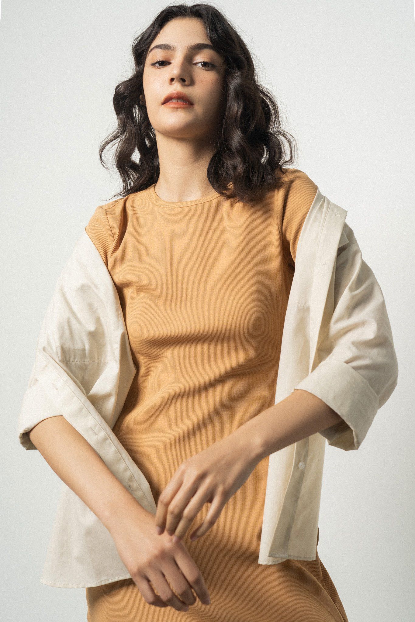  Áo sơ mi nữ dáng rộng túi ngực tối giản 